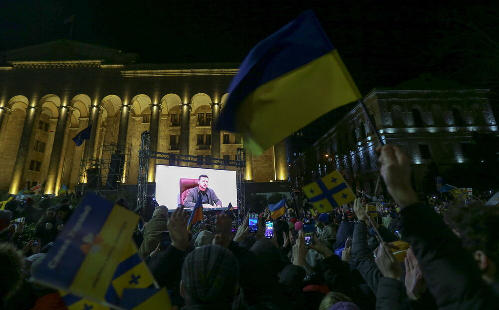 <p>Antiratni protesti zbog ruske invazije na Ukrajinu održani su večeras širom Evrope. "Podržite naše napore i našu borbu jer, ako padne Ukrajina, pašće i Evropa", rekao je ukrajinski predsjednik Volodomir Zelenski u obraćanju putem Zuma demonstrantima u Bratislavi, Frankfurtu, Pragu, Lionu, Tbilisiju, Beču, Viljnusu...</p>