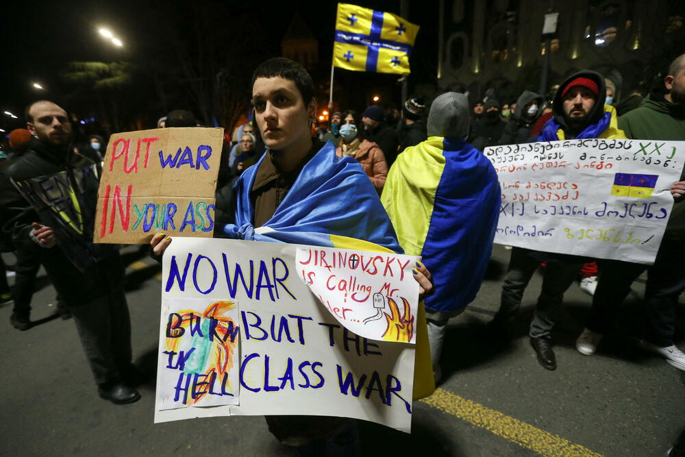 <p>Antiratni protesti zbog ruske invazije na Ukrajinu održani su večeras širom Evrope. "Podržite naše napore i našu borbu jer, ako padne Ukrajina, pašće i Evropa", rekao je ukrajinski predsjednik Volodomir Zelenski u obraćanju putem Zuma demonstrantima u Bratislavi, Frankfurtu, Pragu, Lionu, Tbilisiju, Beču, Viljnusu...</p>