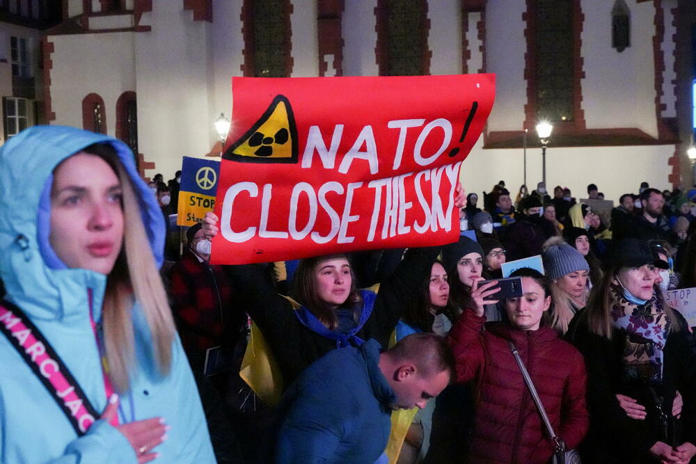 <p>Antiratni protesti zbog ruske invazije na Ukrajinu održani su večeras širom Evrope. "Podržite naše napore i našu borbu jer, ako padne Ukrajina, pašće i Evropa", rekao je ukrajinski predsjednik Volodomir Zelenski u obraćanju putem Zuma demonstrantima u Bratislavi, Frankfurtu, Pragu, Lionu, Tbilisiju, Beču, Viljnusu...</p>