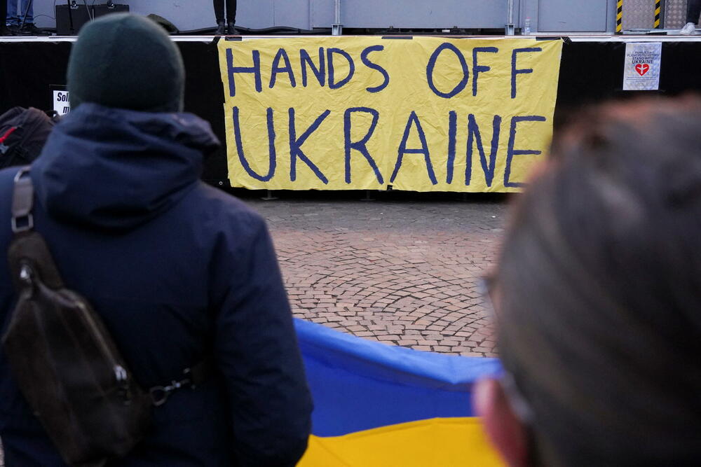 <p>Antiratni protesti zbog ruske invazije na Ukrajinu održani su večeras širom Evrope. "Podržite naše napore i našu borbu jer, ako padne Ukrajina, pašće i Evropa", rekao je ukrajinski predsjednik Volodomir Zelenski u obraćanju putem Zuma demonstrantima u Bratislavi, Frankfurtu, Pragu, Lionu, Tbilisiju, Beču, Viljnusu...</p>