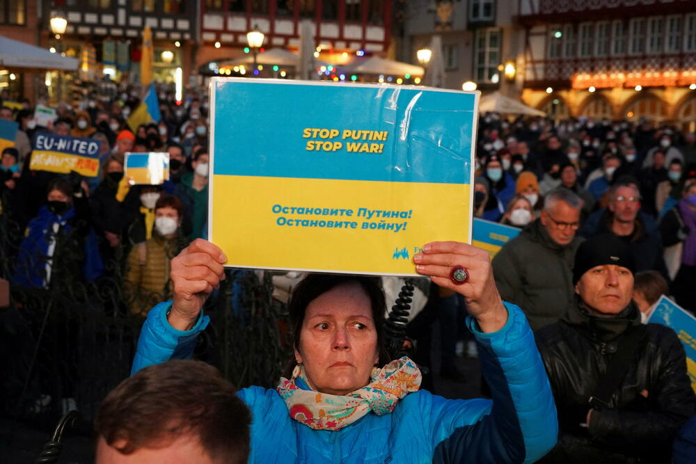<p>Antiratni protesti zbog ruske invazije na Ukrajinu održani su večeras širom Evrope. "Podržite naše napore i našu borbu jer, ako padne Ukrajina, pašće i Evropa", rekao je ukrajinski predsjednik Volodomir Zelenski u obraćanju putem Zuma demonstrantima u Bratislavi, Frankfurtu, Pragu, Lionu, Tbilisiju, Beču, Viljnusu...</p>