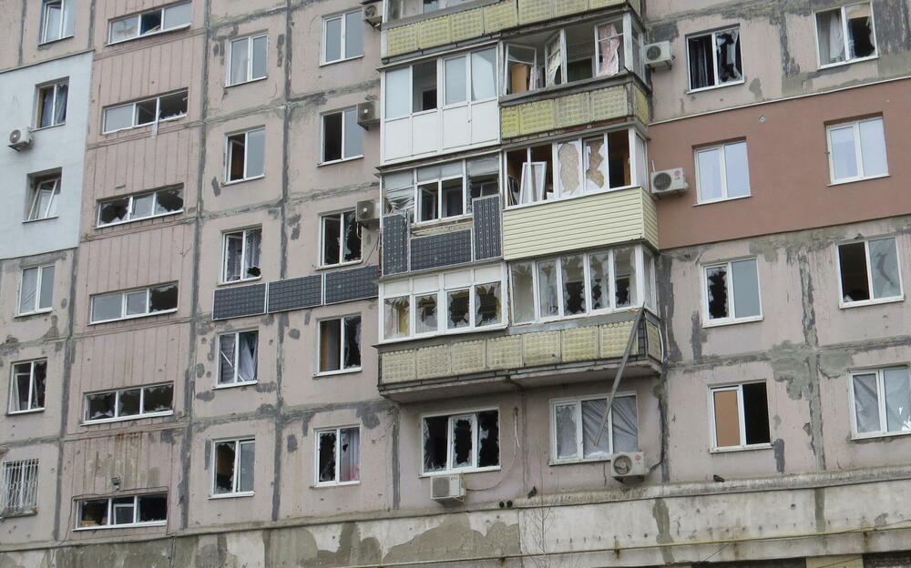 Oštećena stambena zgrada u Mariupolju