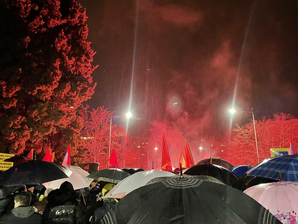 <p>Zbog kiše i loših vremenskih uslova šetnja Barom je otkazana, a funkcioneri Demokrata pozvali su građane da im se u nedjelju pridruže na protestu u Podgorici</p>