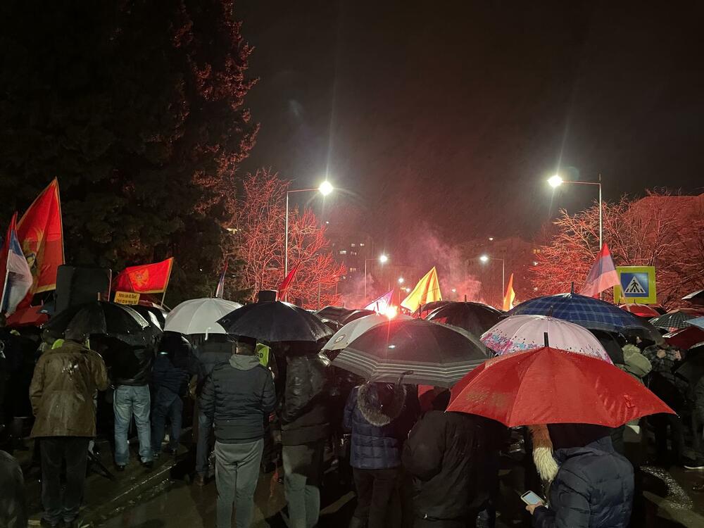 <p>Zbog kiše i loših vremenskih uslova šetnja Barom je otkazana, a funkcioneri Demokrata pozvali su građane da im se u nedjelju pridruže na protestu u Podgorici</p>