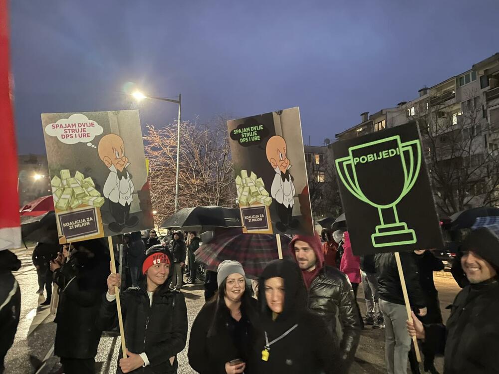 <p>Zbog kiše i loših vremenskih uslova šetnja Barom je otkazana, a funkcioneri Demokrata pozvali su građane da im se u nedjelju pridruže na protestu u Podgorici</p>