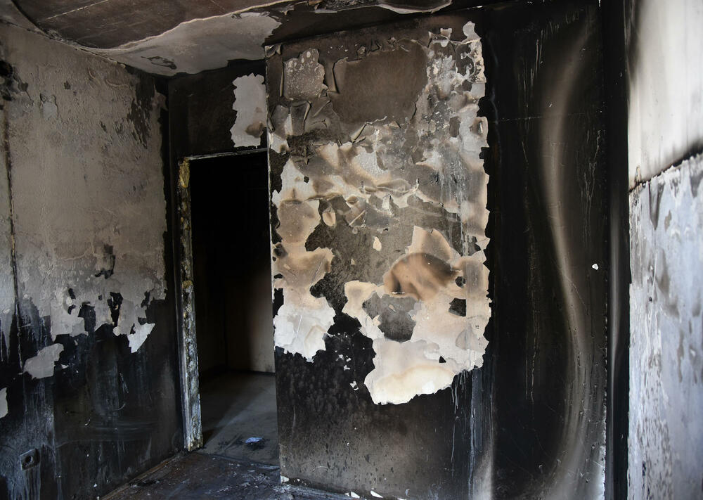 <p>Svi koji žele da pomognu Snežani Nešković da renovira stan mogu novac uplatiti na žiro-račun 530-0000100167522-52 kod NLB banke</p>