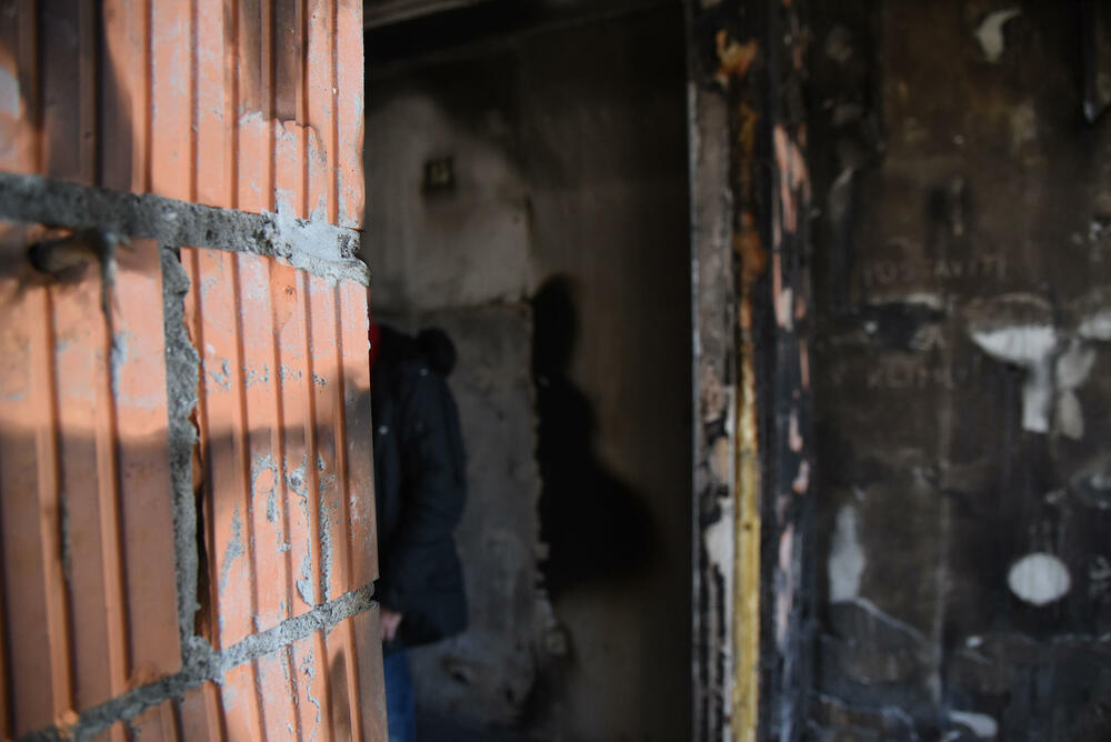 <p>Svi koji žele da pomognu Snežani Nešković da renovira stan mogu novac uplatiti na žiro-račun 530-0000100167522-52 kod NLB banke</p>