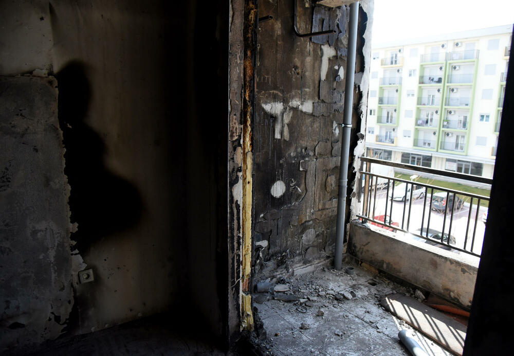 <p>Svi koji žele da pomognu Snežani Nešković da renovira stan mogu novac uplatiti na žiro-račun 530-0000100167522-52 kod NLB banke</p>