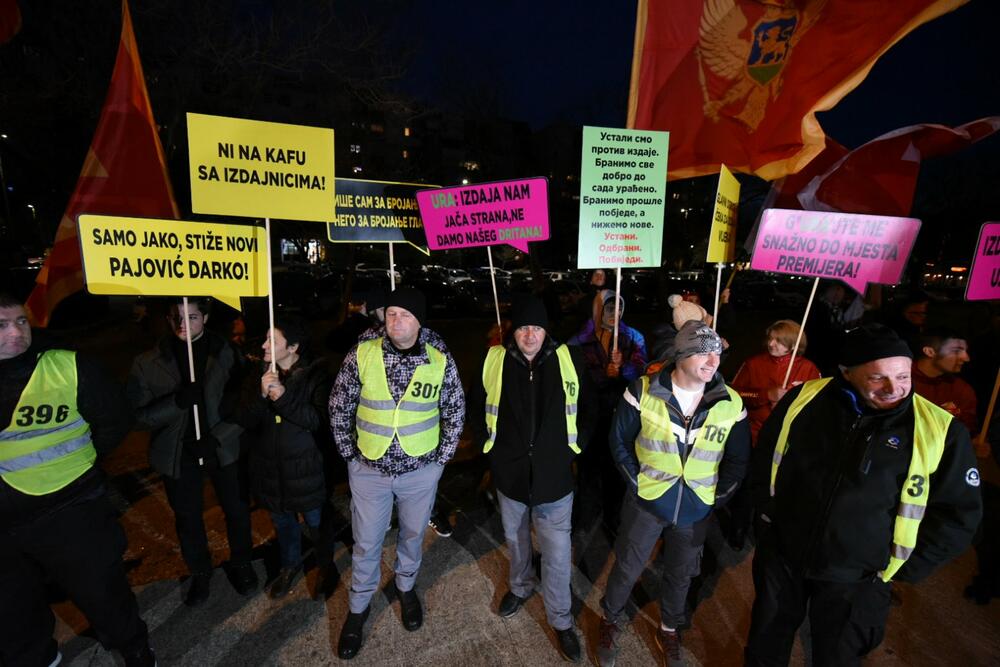 <p>Novi protest Demokrata, kako je najavljeno, održaće se u četvrtak u Herceg Novom, a nakon toga u nedjelju u Podgorici</p>