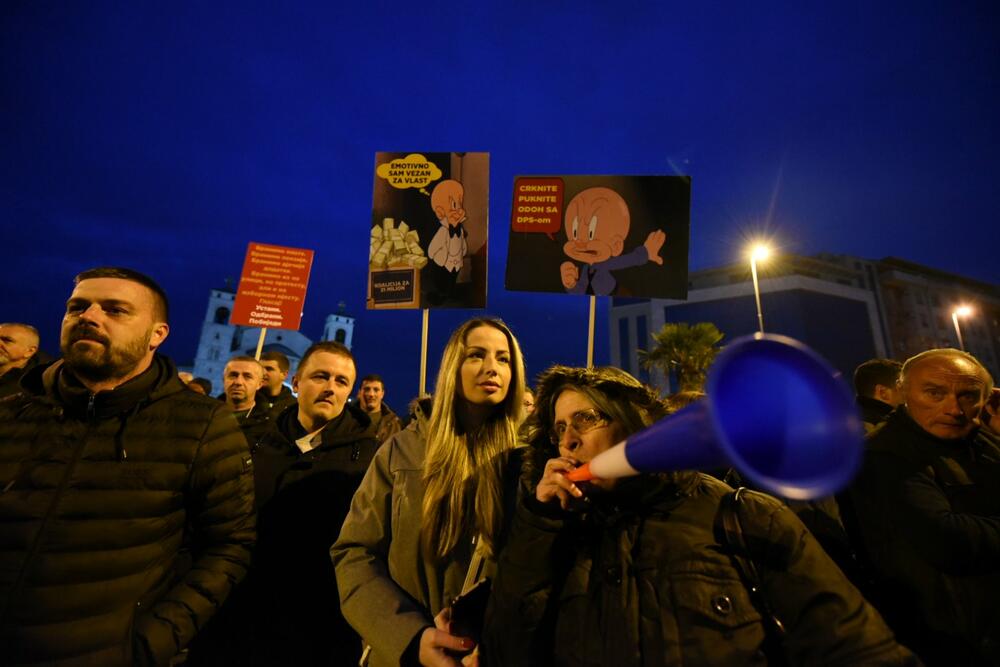 <p>Novi protest Demokrata, kako je najavljeno, održaće se u četvrtak u Herceg Novom, a nakon toga u nedjelju u Podgorici</p>