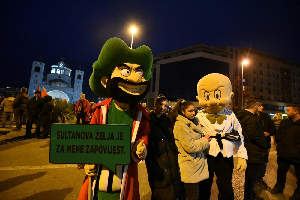 <p>Novi protest Demokrata, kako je najavljeno, održaće se u četvrtak u Herceg Novom, a nakon toga u nedjelju u Podgorici</p>