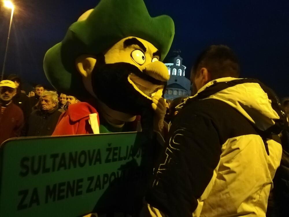 <p>Novi protest Demokrata, kako je najavljeno, održaće se u četvrtak u Herceg Novom, a nakon toga u nedjelju u Podgorici</p>