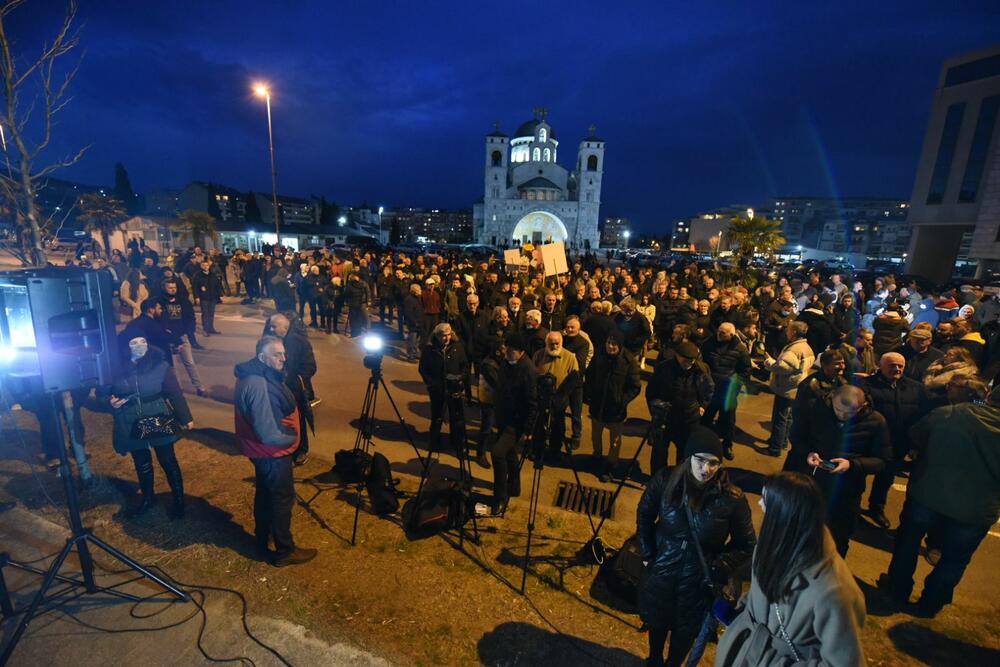 <p>Novi protest Demokrata, kako je najavljeno, održaće se u četvrtak u Herceg Novom, a nakon toga u nedjelju u Podgorici</p>