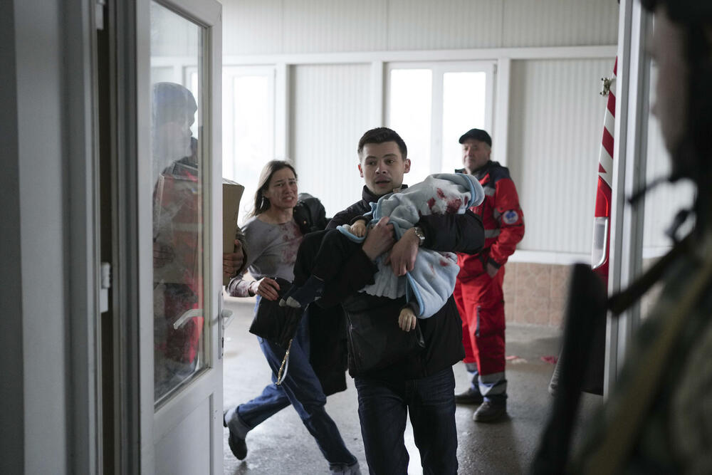 Marina Jatsko i njen partner Fedor donose u bolnicu 18-mjesečnog sina Fedora koji je stradao u granatiranju Mariupolja