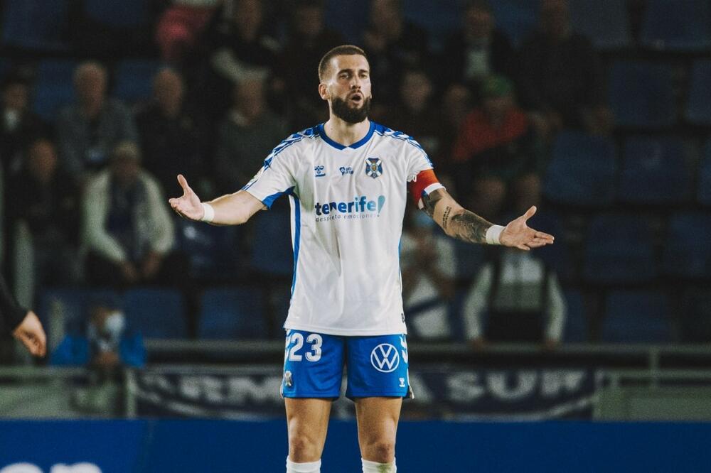 Nikola Šipčić sa kapitenskom trakom Tenerifea, Foto: clubdeportivotenerife.es