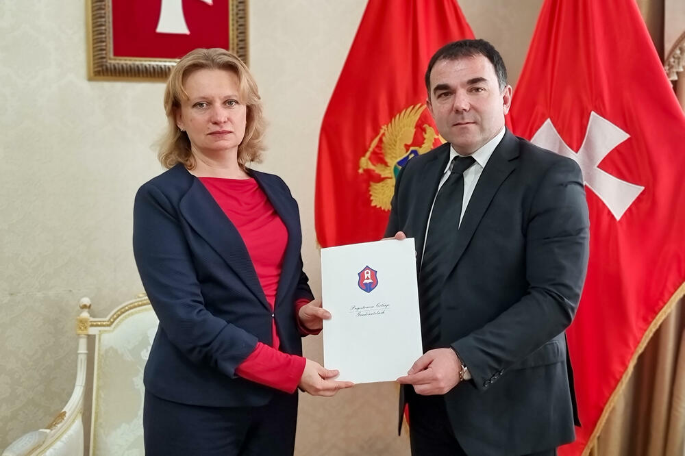 Đurašković uručio usvojenu Rezulociju o osudi ruske agresije na Ukrajinu, Foto: Služba gradonačelnika Cetinja