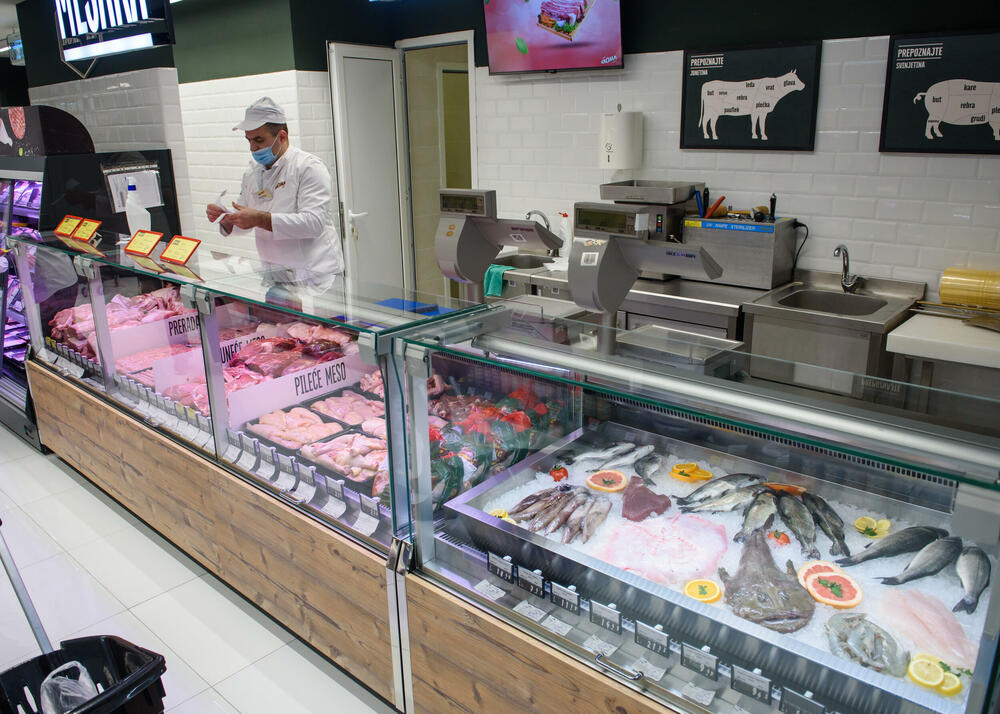 <p>Iz AROME su saopštili da su pored, značajnih popusta u periodu od 7. do 9. marta, za kupce pripremili razne poklone i druge cjenovne povoljnosti, a više informcija o tome može se naći <a href="https://aromamarketi.me/aroma-novosti/nova-aroma-na-staroj-adresi-mediteranska-bb-tc-plaza-budva/">ovdje.</a></p>