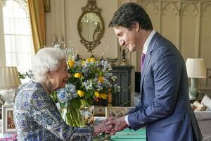 Kraljica Elizabeta sa kanadskim premijerom ispred cvjetnog...