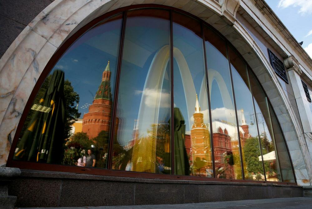 Odraz Kremlja u izlogu restorana Mekdonalds u Moskvi
