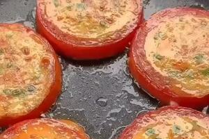 Odličan doručak: Jaja i paradajz na zanimljiv način