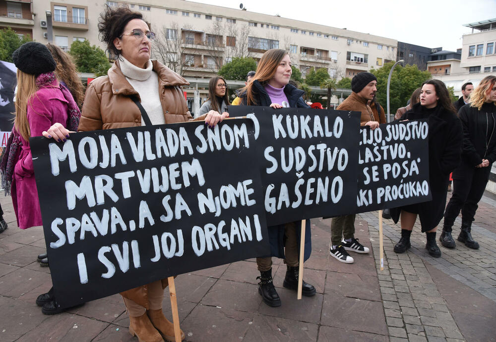 <p>Raičević je pozvala poslanike "da se barem jednom ujedine" i da im pomognu u borbi za život, da iskoriste kontrolnu funkciju parlamenta i pokrenu parlamentarnu istragu</p>