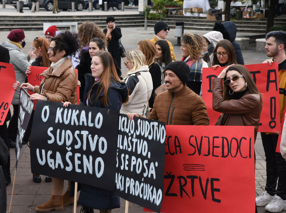 <p>Raičević je pozvala poslanike "da se barem jednom ujedine" i da im pomognu u borbi za život, da iskoriste kontrolnu funkciju parlamenta i pokrenu parlamentarnu istragu</p>