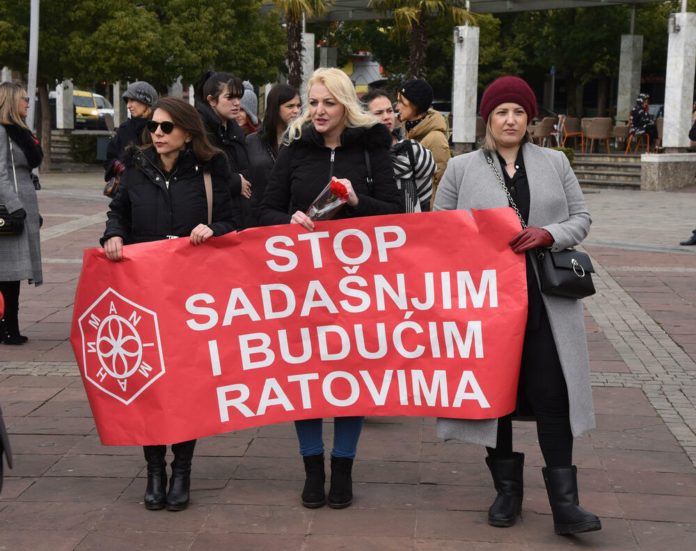 <p>Raičević je pozvala poslanike "da se barem jednom ujedine" i da im pomognu u borbi za život, da iskoriste kontrolnu funkciju parlamenta i pokrenu parlamentarnu istragu</p>