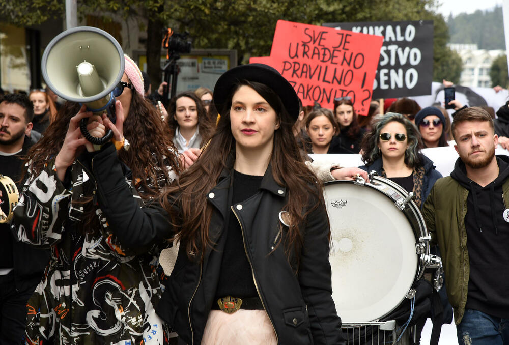 <p>Raičević je pozvala poslanike "da se barem jednom ujedine" i da im pomognu u borbi za život, da iskoriste kontrolnu funkciju parlamenta i pokrenu parlamentarnu istragu</p>