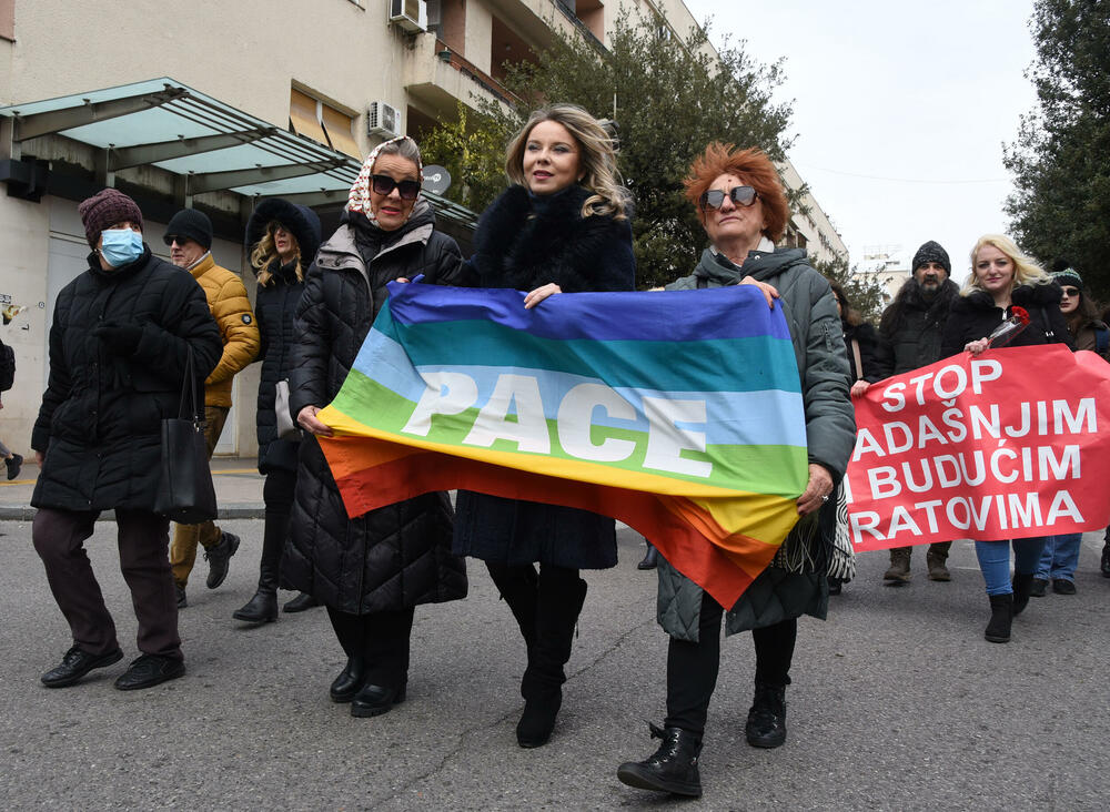 <p>Raičević je pozvala poslanike "da se barem jednom ujedine" i da im pomognu u borbi za život, da iskoriste kontrolnu funkciju parlamenta i pokrenu parlamentarnu istragu</p>
