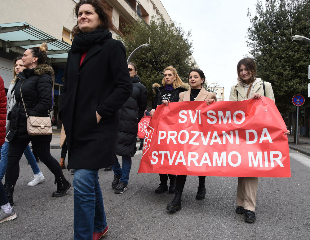 <p>Raičević je pozvala poslanike "da se barem jednom ujedine" i da im pomognu u borbi za život, da iskoriste kontrolnu funkciju parlamenta i pokrenu parlamentarnu istragu</p>