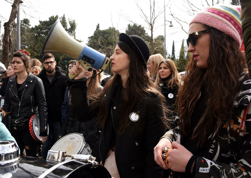 <p>Raičević je pozvala poslanike "da se barem jednom ujedine" i da im pomognu u borbi za život, da iskoriste kontrolnu funkciju parlamenta i pokrenu parlamentarnu istragu</p>