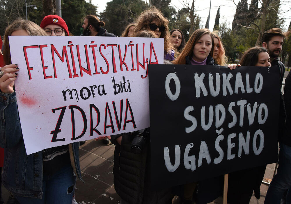 <p>Raičević je pozvala poslanike "da se barem jednom ujedine" i da im pomognu u borbi za život, da iskoriste kontrolnu funkciju parlamenta i pokrenu parlamentarnu istragu</p>