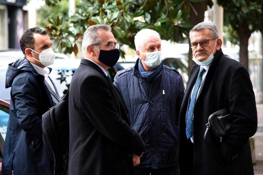 Dio optuženih ispred podgoričkog Višeg suda, Foto: Luka Zekovic