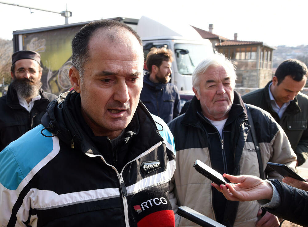 <p>Oni su danas sa predstavnicima Komunalne inspekcije, Sekretarijata za planiranje i uređenje prostora obišli park gdje je nedavno posađeno pedeset sadnica od kojih je preko 20 počupano i na njihovom mjestu neko započeo gradnju</p>