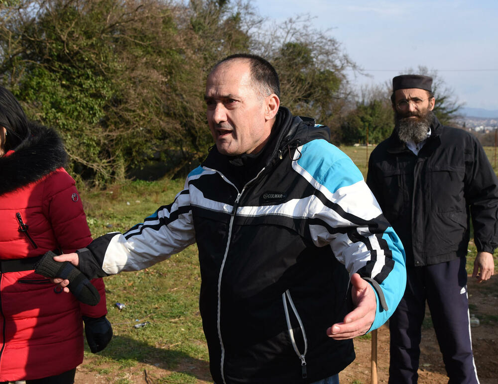 <p>Oni su danas sa predstavnicima Komunalne inspekcije, Sekretarijata za planiranje i uređenje prostora obišli park gdje je nedavno posađeno pedeset sadnica od kojih je preko 20 počupano i na njihovom mjestu neko započeo gradnju</p>