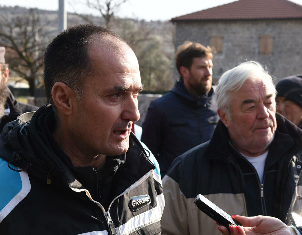 <p>Oni su danas sa predstavnicima Komunalne inspekcije, Sekretarijata za planiranje i uređenje prostora obišli park gdje je nedavno posađeno pedeset sadnica od kojih je preko 20 počupano i na njihovom mjestu neko započeo gradnju</p>