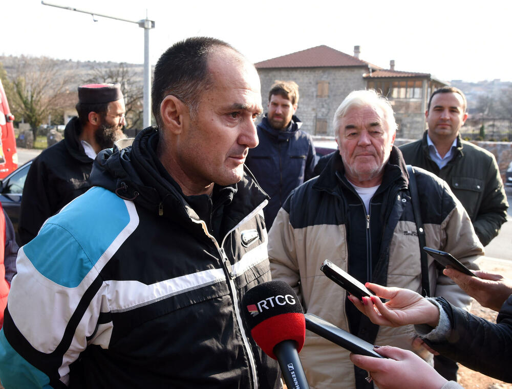 <p>Oni su danas sa predstavnicima Komunalne inspekcije, Sekretarijata za planiranje i uređenje prostora obišli park gdje je nedavno posađeno pedeset sadnica od kojih je preko 20 počupano i na njihovom mjestu neko započeo gradnju</p>