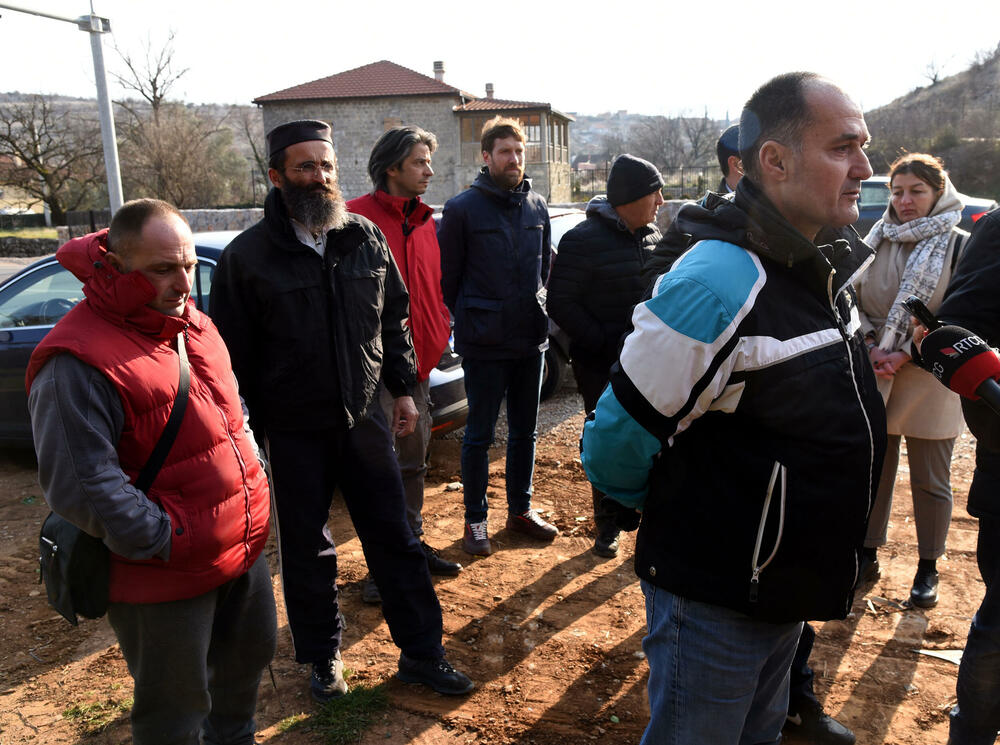 <p>Oni su danas sa predstavnicima Komunalne inspekcije, Sekretarijata za planiranje i uređenje prostora obišli park gdje je nedavno posađeno pedeset sadnica od kojih je preko 20 počupano i na njihovom mjestu neko započeo gradnju</p>
