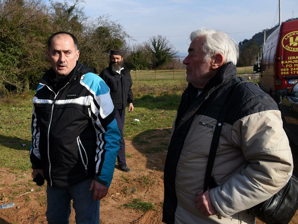 <p>Oni su danas sa predstavnicima Komunalne inspekcije, Sekretarijata za planiranje i uređenje prostora obišli park gdje je nedavno posađeno pedeset sadnica od kojih je preko 20 počupano i na njihovom mjestu neko započeo gradnju</p>