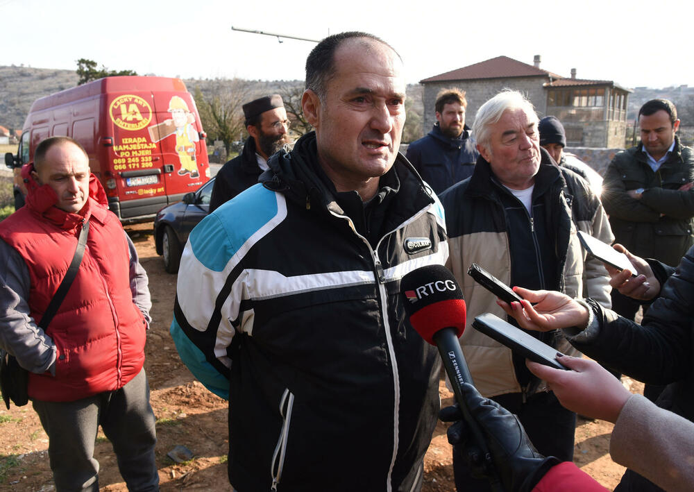 <p>Oni su danas sa predstavnicima Komunalne inspekcije, Sekretarijata za planiranje i uređenje prostora obišli park gdje je nedavno posađeno pedeset sadnica od kojih je preko 20 počupano i na njihovom mjestu neko započeo gradnju</p>