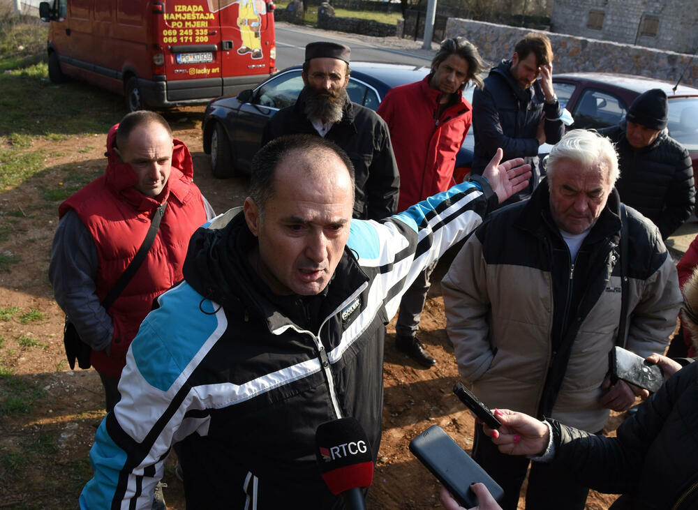 <p>Oni su danas sa predstavnicima Komunalne inspekcije, Sekretarijata za planiranje i uređenje prostora obišli park gdje je nedavno posađeno pedeset sadnica od kojih je preko 20 počupano i na njihovom mjestu neko započeo gradnju</p>