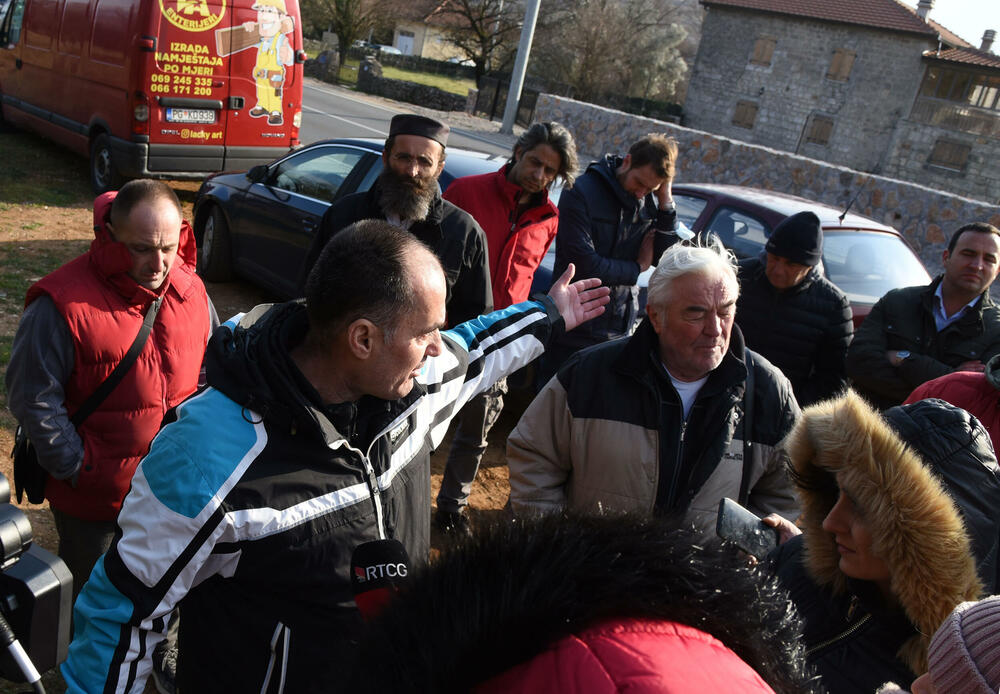 <p>Oni su danas sa predstavnicima Komunalne inspekcije, Sekretarijata za planiranje i uređenje prostora obišli park gdje je nedavno posađeno pedeset sadnica od kojih je preko 20 počupano i na njihovom mjestu neko započeo gradnju</p>