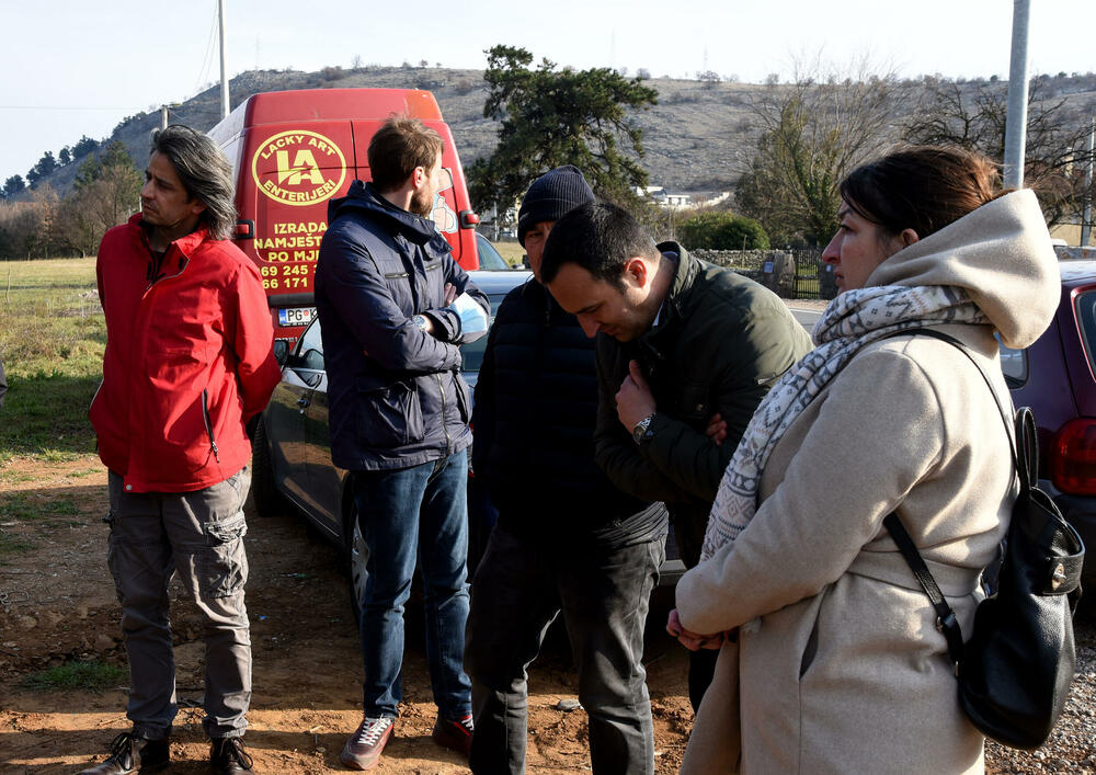 <p>Oni su danas sa predstavnicima Komunalne inspekcije, Sekretarijata za planiranje i uređenje prostora obišli park gdje je nedavno posađeno pedeset sadnica od kojih je preko 20 počupano i na njihovom mjestu neko započeo gradnju</p>