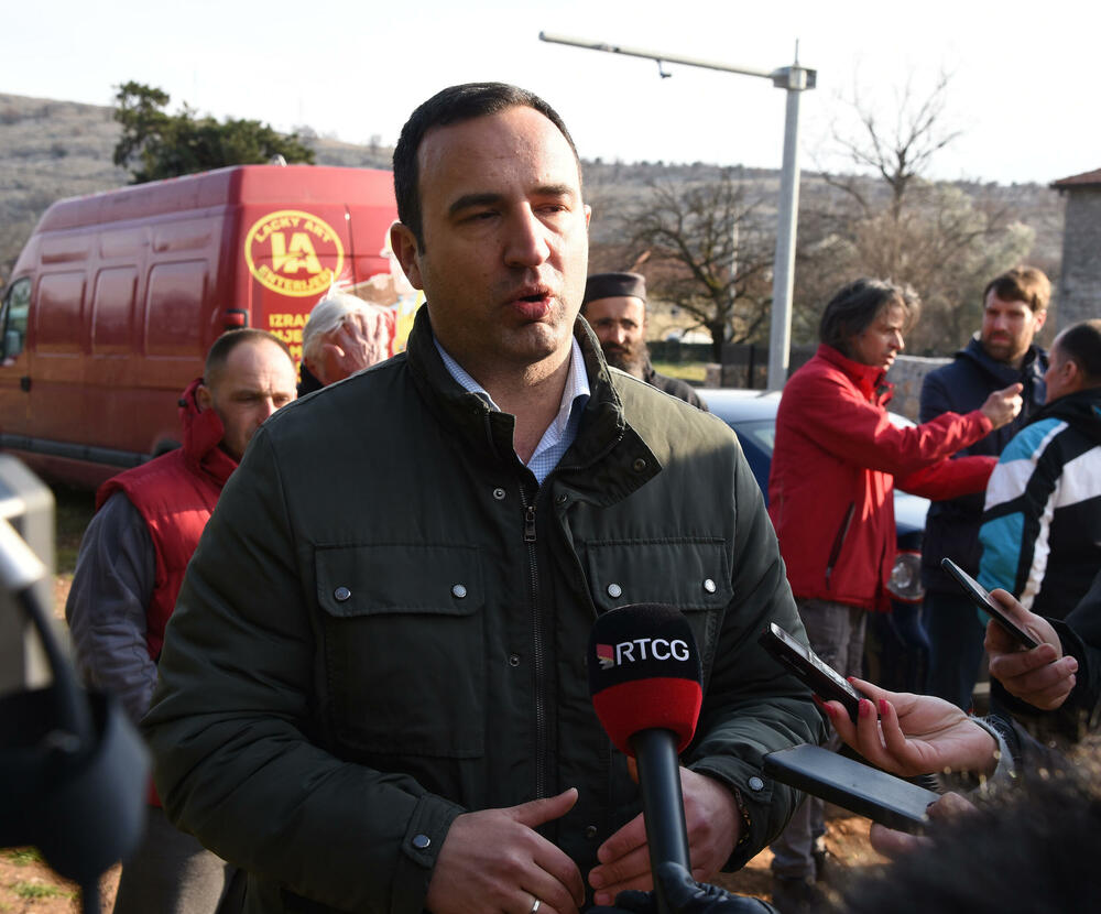 <p>Oni su danas sa predstavnicima Komunalne inspekcije, Sekretarijata za planiranje i uređenje prostora obišli park gdje je nedavno posađeno pedeset sadnica od kojih je preko 20 počupano i na njihovom mjestu neko započeo gradnju</p>