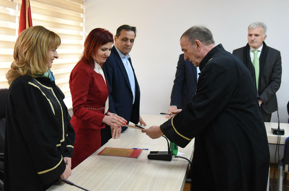 <p>Zakletve položilo 11 novoizabranih sudija Vrhovnog suda i šest novoizabranih sudija Apelacionog suda. Zakletvu položio i predsjednik Suda za prekršaje u Budvi Marko Đukanović</p>