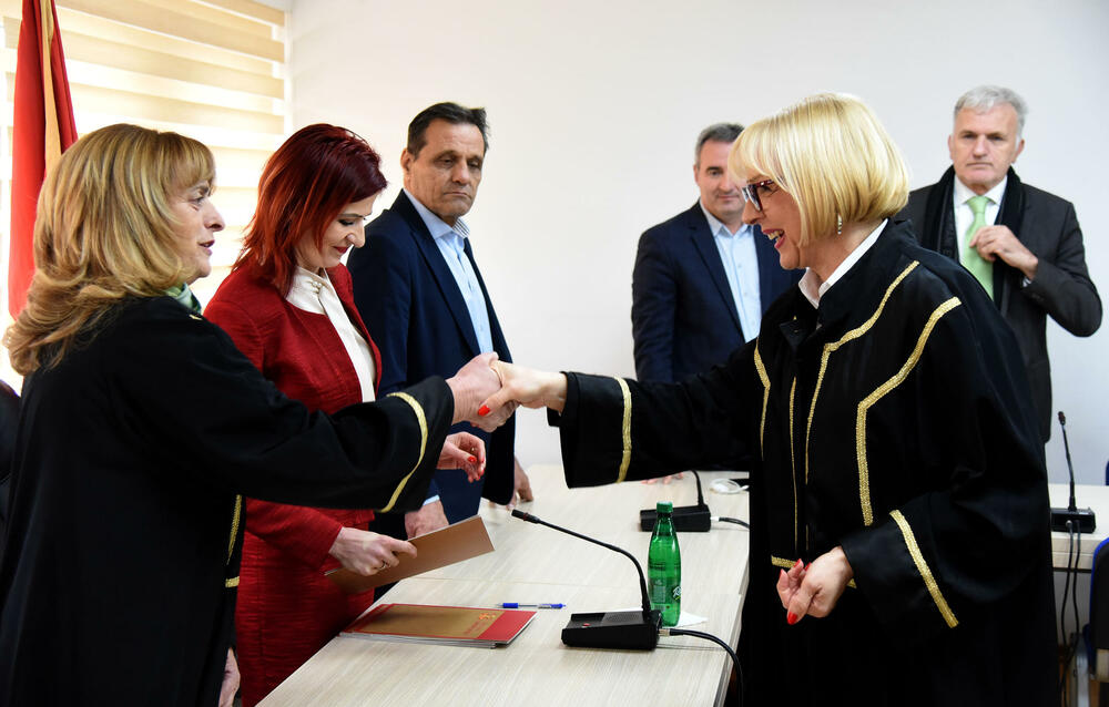 <p>Zakletve položilo 11 novoizabranih sudija Vrhovnog suda i šest novoizabranih sudija Apelacionog suda. Zakletvu položio i predsjednik Suda za prekršaje u Budvi Marko Đukanović</p>