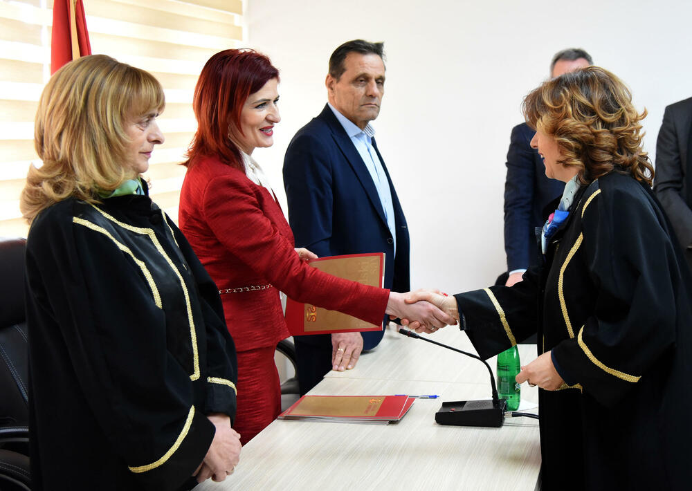 <p>Zakletve položilo 11 novoizabranih sudija Vrhovnog suda i šest novoizabranih sudija Apelacionog suda. Zakletvu položio i predsjednik Suda za prekršaje u Budvi Marko Đukanović</p>