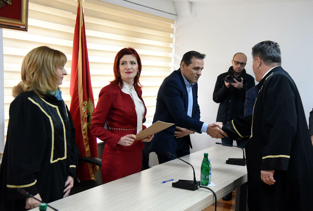 <p>Zakletve položilo 11 novoizabranih sudija Vrhovnog suda i šest novoizabranih sudija Apelacionog suda. Zakletvu položio i predsjednik Suda za prekršaje u Budvi Marko Đukanović</p>