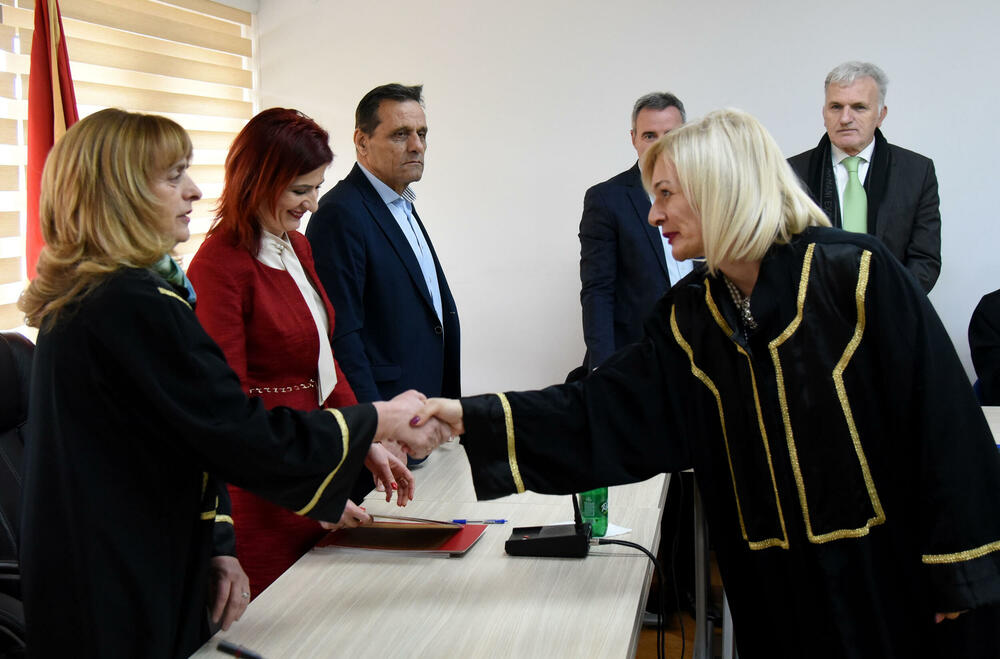 <p>Zakletve položilo 11 novoizabranih sudija Vrhovnog suda i šest novoizabranih sudija Apelacionog suda. Zakletvu položio i predsjednik Suda za prekršaje u Budvi Marko Đukanović</p>