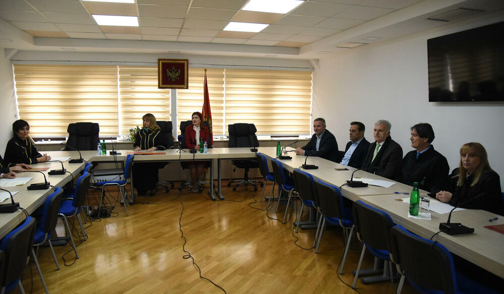 <p>Zakletve položilo 11 novoizabranih sudija Vrhovnog suda i šest novoizabranih sudija Apelacionog suda. Zakletvu položio i predsjednik Suda za prekršaje u Budvi Marko Đukanović</p>